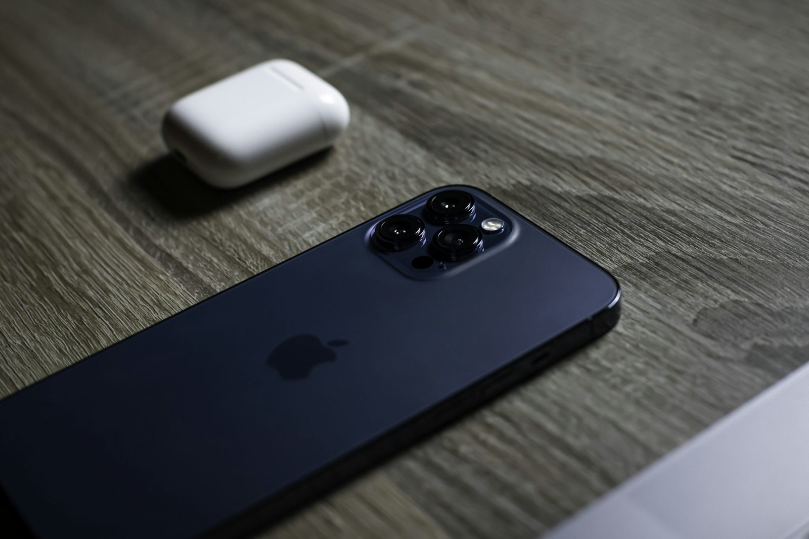 Read more about the article How to Connect AirPods to iPhone